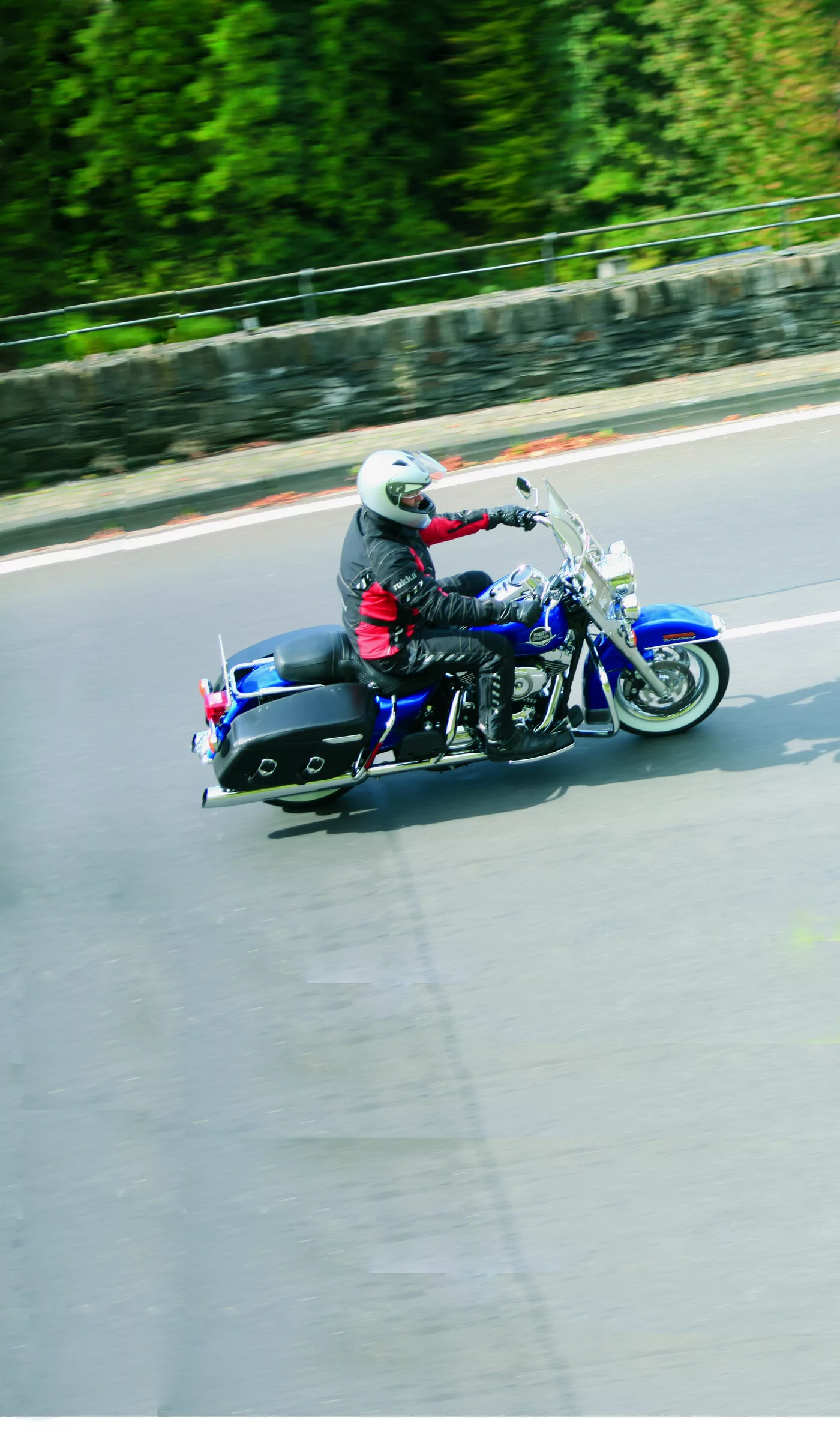 Motorrad auf einer Landstraße durch die Ardennen Motorrad auf einer Landstraße durch die Ardennen