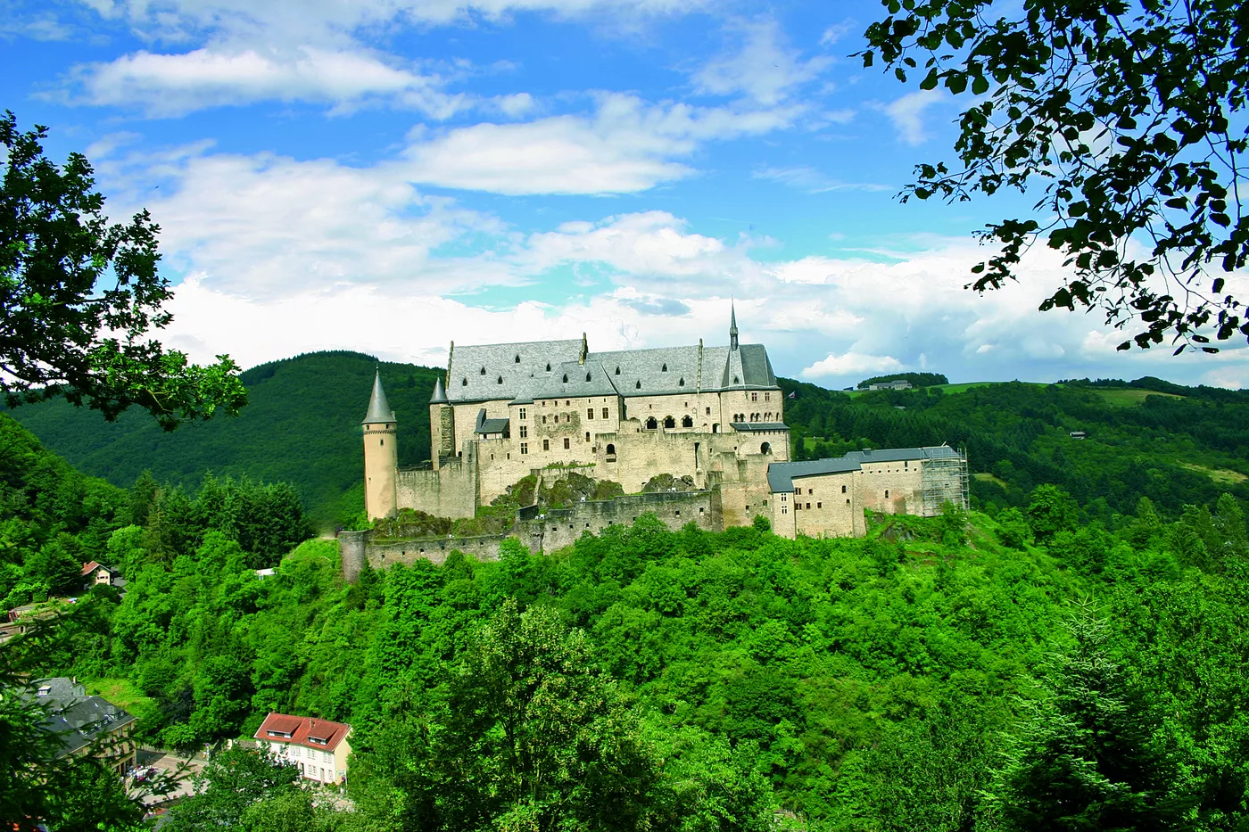 Die Burg Vianden auf dem Bergrücken über dem bewaldeten Ourtal Die Burg Vianden auf dem Bergrücken über dem bewaldeten Ourtal
